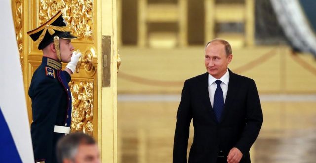 Vladimir-Putin-sensurile-ascunse-ale-gesturilor-deslusite-de-specialist.-De-ce-isi-tine-intotdeauna-bratul-drept-lipit-de-corp-atunci-cand-merge