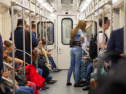 Klidně seděla v metru, když ji fyzicky napadl starší cestující. Je těžké uvěřit, co ho přimělo k takovému chování!