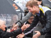 Babička čekala hodiny v dešti, než se objevil princ Harry. Když ji uviděl, udělal něco úžasného!