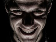 4 skryté rysy psychopata. Jakmile si jich všimnete, vezměte nohy na ramena. Jinak vám to udělá ze života peklo