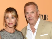 Rozvodová bitva Costnerových: Herec musí přidat manželce více peněz, aby opustila luxusní sídlo za 3 miliardy Kevin Costner s manželkou Christine zdroj: youtube.com