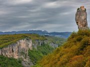 Na vrcholu osamělého skalního pilíře žije třicet let mnich – obrázky