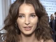 Sara Sandeva se fotila nahá. Kousne to Prachař? Sara Sandeva foto: youtube.com