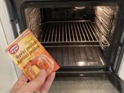 Stačí jedno balení a je jako nová: osvědčený způsob čištění celé trouby!