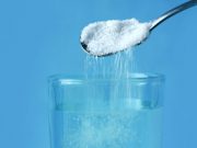 Stimuluje metabolismus a spaluje přebytečný tuk + další důvody, proč byste měli každé ráno pít slanou vodu