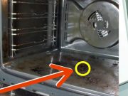 Čistá trouba během několika minut je snem každé hospodyňky. Stačí vložit plech naplněný touto směsí do trouby