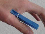 Kamarádka fyzioterapeutka mi poradila, abych si vedle palce připnula kolíček, efekt je skvělý!
