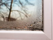 Umístěte jej na parapet. Od této chvíle budou okna vždy suchá
