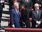 DRAMATICKÝ MOMENT NA POHŘBU PAPEŽE! Melania Trumpová zabránila svému manželovi v diplomatickém přešlapu! Co mu tajně šeptala do ucha?