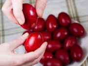 Zapomeňte na chemii! S jedinou ingrediencí vykouzlíte nejkrásnější červená vajíčka, jako od babičky před 50 lety!