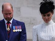 Kate a William přerušili svou dovolenou, aby vydali prohlášení. Země je ponořena do smutku