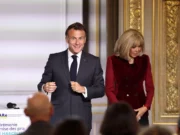 BRIGITTE MACRONOVÁ V 72 LETECH ŠOKUJE ODVÁŽNÝM STYLOVÝM KROKEM! Co měla na rukou a proč se všichni dívali na její nohy?