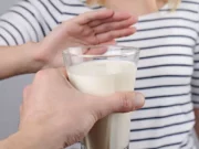 DĚSIVÁ PRAVDA! Vědci odhalili, proč MLÉKO po 30. roce NIČÍ vaše Kosti! Okamžitě přestaňte pít, než bude pozdě!